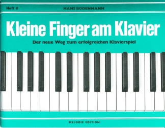 Kleine Finger am Klavier 8